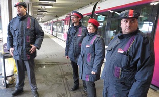 Des agents des équipes mobiles de ligne (EML), chargés de la prise en charge des voyageurs, sur l'ensemble des lignes SNCF Transilien, le 3 février 2014