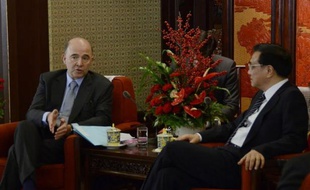 Le ministre français de l'Economie et des Finances, Pierre Moscovici, a déclaré mardi à Pékin souhaiter "voir s'installer un dialogue économique de haut niveau" avec la Chine, lors d'un entretien avec le futur chef du gouvernement chinois, Li Keqiang.