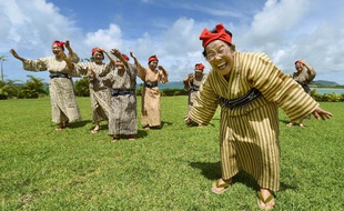 Originaires de l'île méridionale bordée de corail de Kohama, dans l'archipel d'Okinawa (Japon), les KBG84, moyenne d'âge 84 ans, font un carton sur scène.