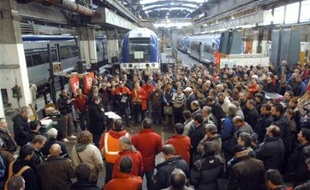 Le pouvoir a réussi à éviter une grève aussi longue qu'en 1995 sur les régimes spéciaux, mais le climat social reste lourd, avec des tensions possibles dans les négociations à la SNCF avant Noël et un mécontentement croissant sur le pouvoir d'achat.