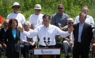 Débarrassé de ses adversaires républicains, Mitt Romney se concentre sur les Etats décisifs pour la présidentielle de novembre, au moment où un sondage montre qu'il gagne du terrain face au président démocrate sortant Barack Obama dans deux de ces Etats.