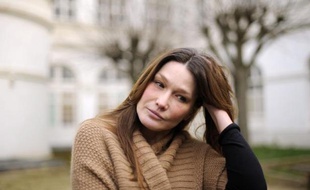 Une pétition en ligne réclamant à Carla Bruni-Sarkozy le remboursement de 410.000 euros dépensés par lÉtat pour le site internet au nom de l'ex-Première dame a dépassé jeudi la barre des 100.000 signatures électroniques, selon la plateforme Change.org qui en fait la promotion.