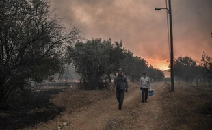 Des habitants d'une commune située
au nord d'Athènes, le 3 août 2021.