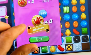 Une personne joue à Candy Crush le 6 mars 2014 à Lille, dans le nord de la France