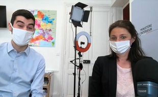 Vivien, jeune contractuel du ministère de l'Intérieur, et Camille Chaize, porte-parole du ministère de l'Intérieur, lors d'un stream Twitch le 29 avril.