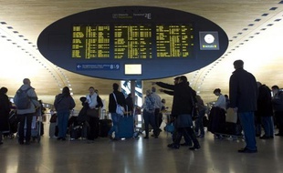 Quelque 920.000 passagers sont attendus dans les aéroports parisiens entre jeudi et dimanche, pour le weekend de la Saint-Sylvestre, l'un des plus denses de l'année, a annoncé Aéroports de Paris (ADP), le gestionnaire de Roissy-Charles-de-Gaulle et d'Orly.