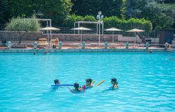 Une fillette coincée au fond d'une piscine de camping réanimée de justesse