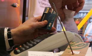 Le paiement des pourboires par carte bancaire va être encouragé par leur défiscalisation.