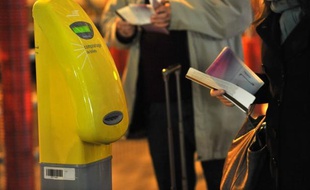 Le trafic SNCF est pratiquement paralysé dans les Pays de Loire et très perturbé en Bretagne du fait des conséquences de la tempête qui a sévi pendant la nuit, a-t-on appris auprès de la SNCF.