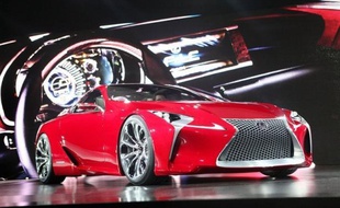 Les voitures "vertes", hybrides ou électriques, suscitent optimisme chez les uns et scepticisme chez d'autres au salon automobile de Detroit, alors que leurs ventes piétinent mais que les opportunités de vente à moyen terme sont réelles.