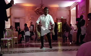 Drogba se déhanche sur la piste.