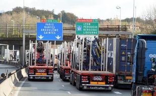 Pour les transporteurs d'Ile-de-France, l'arrivée du nouveau péage de transit poids lourds qui succède à la très décriée écotaxe est un "vrai casse-tête administratif"