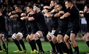 Les All Blacks lors de leur haka contre l'Argentine, en juin 2015.