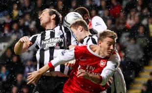 L'attaquant d'Arsenal, Niklas Bendtner (à dr.) à la lutte avec deuxjoueurs de Newcastle lors d'un match de Coupe de la Ligue, le 27 octobre 2010.
