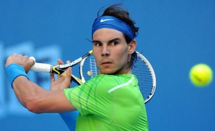 Rafael Nadal et Roger Federer ont effectué des débuts en douceur dans l'Open d'Australie, lundi à Melbourne, où le jeune Australien Bernard Tomic a ravi son public avec une spectaculaire victoire en cinq sets sur Fernando Verdasco.