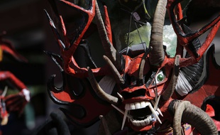 Un homme déguisé en diable lors d'un festival en Equateur, le 5 janvier 2016.