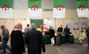 Des Algériens se préparent à voter dans un bureau installé au parc Chanot, à Marseille, le 12 avril 2014