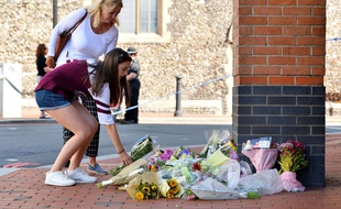 Des fleurs pour rendre hommage aux victimes de l'attaque terroriste qui a eu lieu dimanche à Reading, au Royaume-Uni.