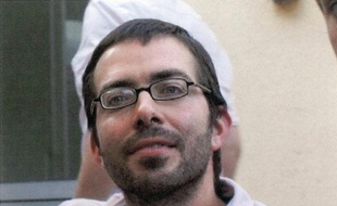 Sylvain Jouanneau, qui avait enlevé son garçon de 8 ans, Mathis, début septembre avant d'être retrouvé près d'Avignon il y a une semaine, a été transféré de la prison au CHU de Caen vendredi après avoir cessé de s'alimenter, a-t-on appris samedi auprès du parquet.