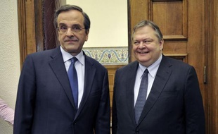 Les dirigeants socialiste et conservateur grecs, Evangélos Vénizélos et Antonis Samaras, ont repris vendredi matin des négociations cruciales, sous pression européenne, pour tenter de doter la Grèce d'un gouvernement, après un progrès enregistré jeudi en ce sens.
