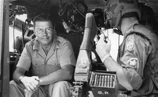 Robert McNamara, alors secrétaire d'Etat américain à la Défense, lors d'une visite au Vietnam le 18 juillet 1965.