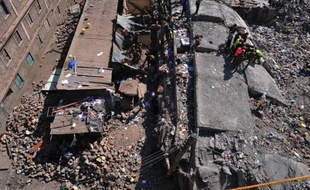 Des sauveteurs sont à la recherche de survivants le 5 janvier 2014 parmi les décombres d'un immeuble à Nairobi qui s'est effondré