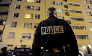 Illustration. Policier devant un immeuble la nuit.Le 03 11 2009.