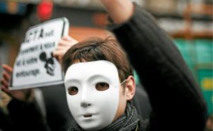 Les Anonymous ont défilé samedi (ici à Paris) dans une trentaine de villes.