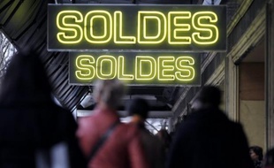 Les soldes d'été, qui commencent le 27 juin, sont considérés comme un "rendez-vous important" par les Français en période de crise économique mais leur budget devrait être grevé à cause de ce contexte difficile, selon un sondage Ipsos/Logica Business Consulting publié mercredi.