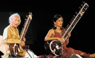 Ravi Shankar et sa fille Anoushka, sur scène à Kolkata dans l'est de l'Inde en février 2009.