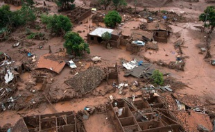 Une vue aérienne de dommages après la rupture d'un barrage de déchets de minerai de fer près du village de Bento Rodrigues dans l'État de Minas Gerais, dans le sud-est du Brésil, le 6 novembre 2015