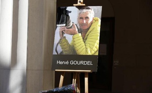 Un portrait du guide de haute montagne Hervé Gourdel, décapité en Algérie, devant l'hôtel de ville de Nice, le 25 septembre 2014
