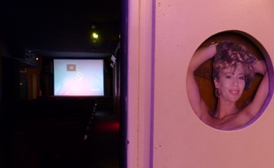 L'entrée de l'unique salle du cinéma X, le Beverley (2e arrondissement)