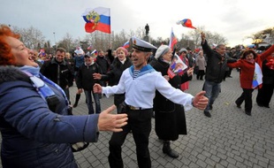 Des partisans du rattachement de la Crimée à la Russie dancent de joie à Sébastopol, le 16 mars 2014
