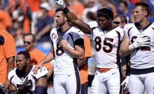 Denver Broncos «take the knee» lors de l'hymne américain avant leur match contre les Buffalo Bills le 24 septembre 2017