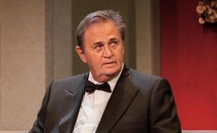 L'acteur Roger Hanin au Théâtre de Marigny à Paris, en 2001