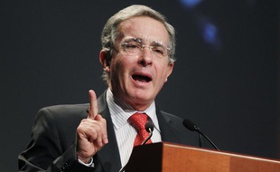 L'ancien président colombien, Alvaro Uribe, le 20 mars 2012, à Lima (Pérou).