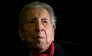 Le compositeur français Henri Dutilleux pose le 22 janvier 2013, jour de son 97e anniversaire à Paris