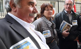 Des membres du journal la Marseillaise devant le Palais de justice de Marseille le 24 novembre 2014