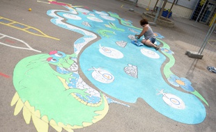 Un jeu réalisé par l'artiste Corinne Bandeiro de Mello dans une école de Montpellier.
