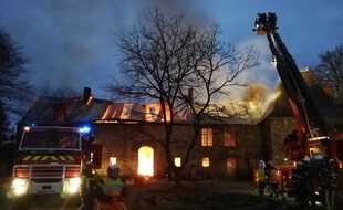 Le manoir était totalement embrasé à l'arrivée des pompiers.