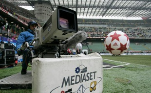 Une caméra de Mediaset dans le stade San Siro à Milan, le 16 janvier 2005