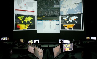 Les multiples écrans d'ordinateur du centre pour le partenariat international multilatéral contre les cyber-menaces (IMPACT), situé en Indonésie.