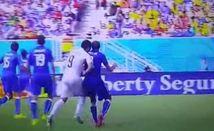 Luis Suarez, pris en flagrant délit de morsure contre l'Italie, le 24 juin 2014 au Brésil.
