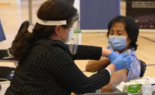 Anita Quidangen est la première personne au Canada à se faire publiquement vacciner contre le Covid-19, à Toronto le 14 décembre 2020.