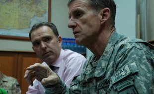 Le général McChrystal, commandant en chef des forces internationales en Afghanistan, Isaf, et le représentant civil de l'Otan, Mark Sedwill le 24 février 2010 à Kaboul.