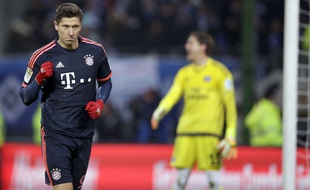 Robert Lewandowski fête un but lors du match entre le Bayern Munich et Hambourg.