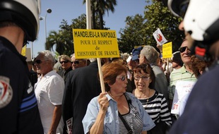 Des manifestants protestent contre le film «Hors la loi» de Rachid Bouchareb, qu'ils accusent de falsifier l'Histoire, le jour de sa projection en compétition du 63e Festival de Cannes, le 21 mai 2010.