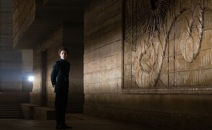 Timothée Chalamet face au monument « Dune »