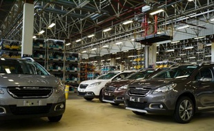 Des voitures de PSA dans une usine de Mulhouse, le 7 mai 2013